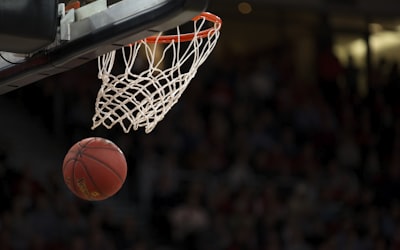 篮球赛事直播画面 - NBA赛场球员扣篮瞬间，灯光聚焦
